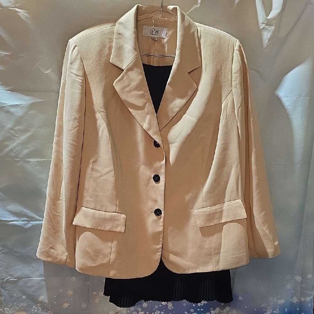 Le Suit Cream Women's Blazer and Skirt 7L